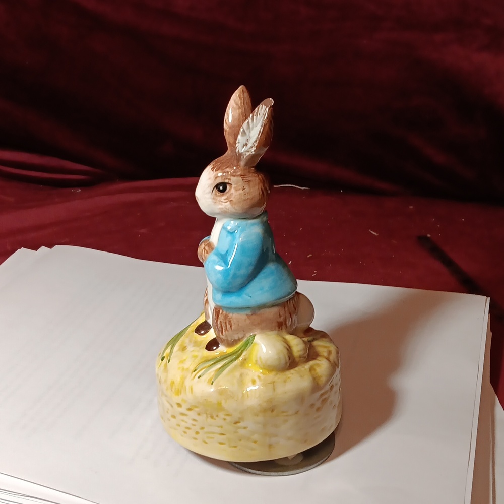 Beatrix Potter Mrs Rabbit Musical Figurine - Picture 4 of 5